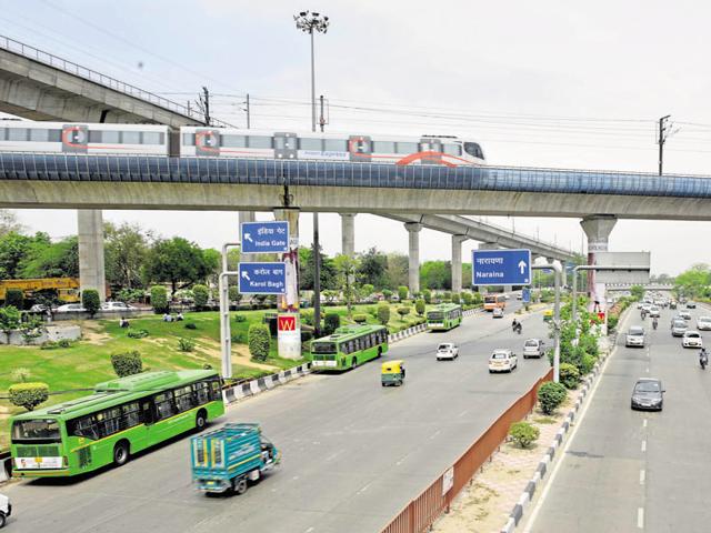 The new card will be in addition to available cards for 30 and trips. DMRC says they bring down the travel cost by 10% to 55%.(Arun Sharma/ HT Photo) The new card will be in addition to available cards for 30 and trips. DMRC says they bring down the travel cost by 10% to 55%.(Arun Sharma/ HT Photo)
