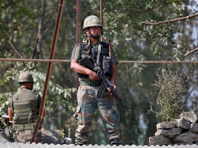 An Indian Army soldiers keep guard on top of a shop along a highway on the outskirts of Srinagar.(Reuters) An Indian Army soldiers keep guard on top of a shop along a highway on the outskirts of Srinagar.(Reuters)