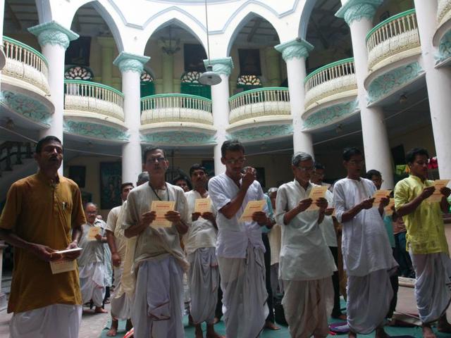 Priests preparing for puja in Bagnan, Howrah.(Sandip Mazumdar) Priests preparing for puja in Bagnan, Howrah.(Sandip Mazumdar)