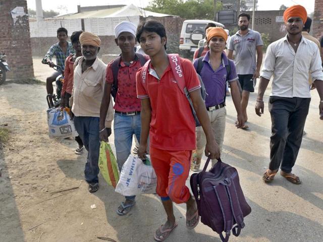 Residents of Naushehra Dhalla village near Pakistan border leaving after the government ordered evacuation, in Amritsar district on Thursday.(Gurpreet Singh/HT Photo)