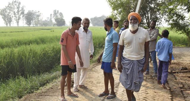 Residents of Naushehra Dhalla village in the fields the border with Pakistan, in Amritsar on Thursday. (Gurpreet Singh/HT Photo) Residents of Naushehra Dhalla village in the fields the border with Pakistan, in Amritsar on Thursday. (Gurpreet Singh/HT Photo)