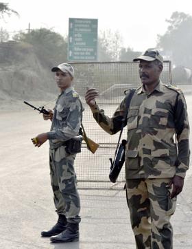 BSF men deployed to send back people who wanted to watch the retreat ceremony at Attari.(Gurpreet Singh/HT Photo)