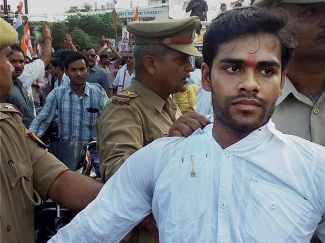 Police arrest Hari Om Mishra who hurled a shoe at Congress vice president Rahul Gandhi during his road show in Sitapur district of Uttar Pradesh.(PTI) Police arrest Hari Om Mishra who hurled a shoe at Congress vice president Rahul Gandhi during his road show in Sitapur district of Uttar Pradesh.(PTI)