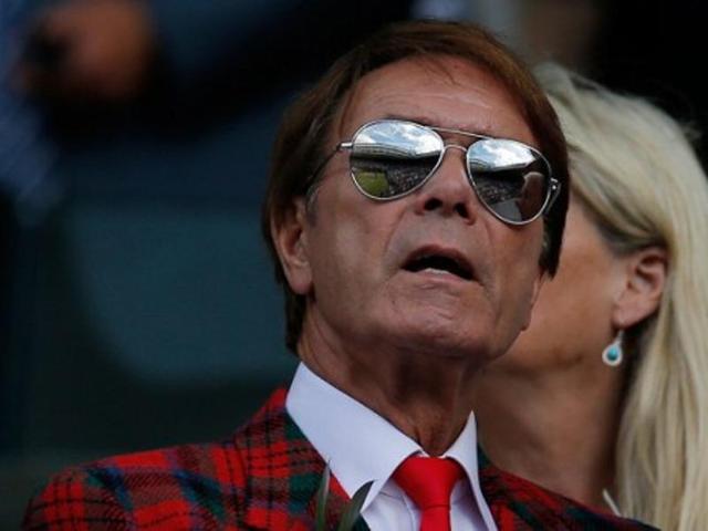 British musician Cliff Richard watches Britain's Andy Murray play Canada's Milos Raonic during the men's singles final match on the last day of the 2016 Wimbledon Championships at The All England Lawn Tennis Club in Wimbledon, southwest London, on July 10, 2016. / AFP PHOTO / Andrew COULDRIDGE / RESTRICTED TO EDITORIAL USE(AFP)