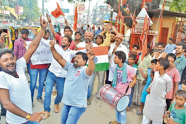 Residents of Varanasi celebrating the Indian Army attack on terror launchpads in Pakistan-occupied-Kashmir.(HT Photo) Residents of Varanasi celebrating the Indian Army attack on terror launchpads in Pakistan-occupied-Kashmir.(HT Photo)