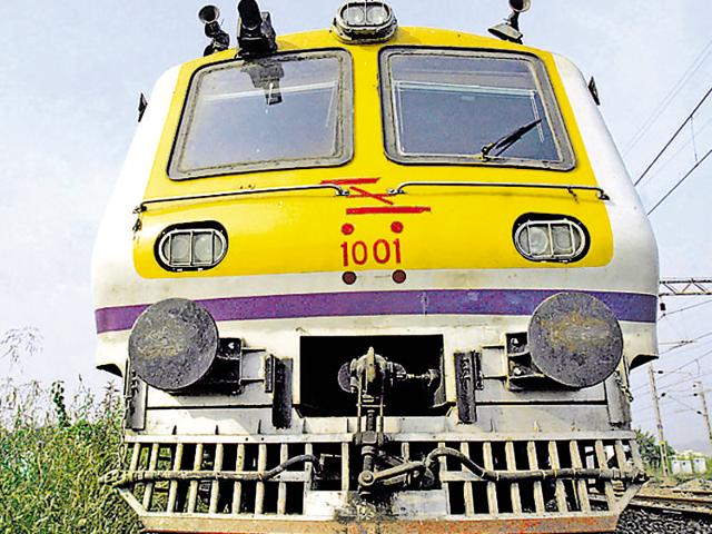 Investigators said the accused board trains from stations beyond Dahanu, mostly from less-known places like Udhwada and Umargaon around Vapi and the stock is unloaded in batches at Valsad, Surat, Ankleshwar and Baroda stations.(HT)