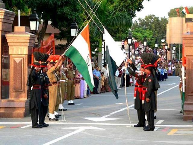 The retreat is carried out by the BSF and Pakistan Rangers every evening.(HT File Photo)