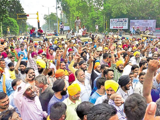 School van and auto operators blocking traffic on the Mall Road in Amritsar on Thursday. (Sameer Sehgal/HT) School van and auto operators blocking traffic on the Mall Road in Amritsar on Thursday. (Sameer Sehgal/HT)