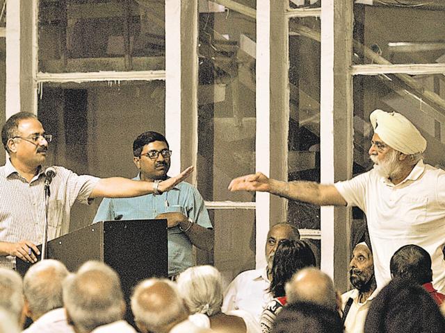 A resident arguing with mayor Arun Sood during a meeting in Sector 38, Chandigarh, on Thursday.(Ravi Kumar/HT)