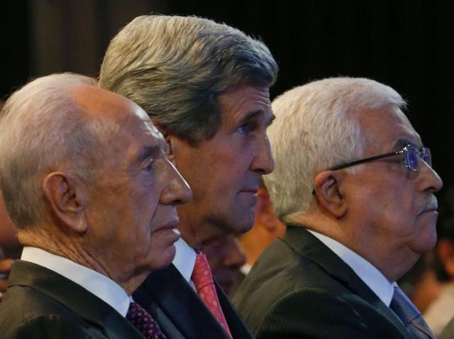 Palestinian leader Mahmud Abbas (C) kissing Israeli President Shimon Peres (L) next to Pope Francis after a joint peace prayer at the Vatican in June 2014.(AFP File) Palestinian leader Mahmud Abbas (C) kissing Israeli President Shimon Peres (L) next to Pope Francis after a joint peace prayer at the Vatican in June 2014.(AFP File)