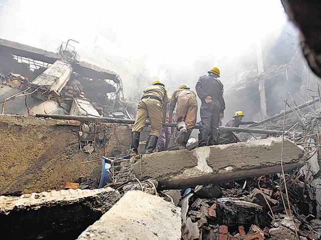 Firefighters in Delhi dodge death almost every day. Compared to safety gear and facilities available for rescuers in other countries, the firemen back home enter burning buildings with just rubber boots and helmets.(Sushil Kumar/Hindustan Times) Firefighters in Delhi dodge death almost every day. Compared to safety gear and facilities available for rescuers in other countries, the firemen back home enter burning buildings with just rubber boots and helmets.(Sushil Kumar/Hindustan Times)