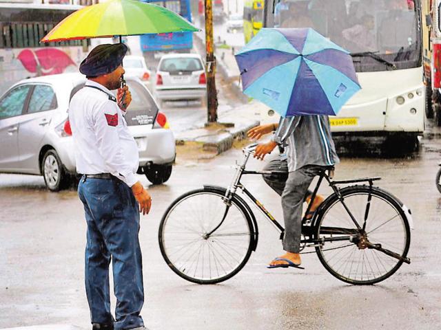 This monsoon, volume of water in seasonal rivers and drains remained under control. (HT File Photo) This monsoon, volume of water in seasonal rivers and drains remained under control. (HT File Photo)
