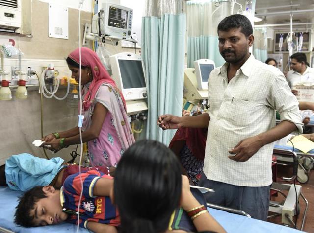 Patients suffering from vector-borne diseases receive treatment at a paediatric ward at Delhi AIIMS.(Saumya Khandelwal/HT PHOTO)