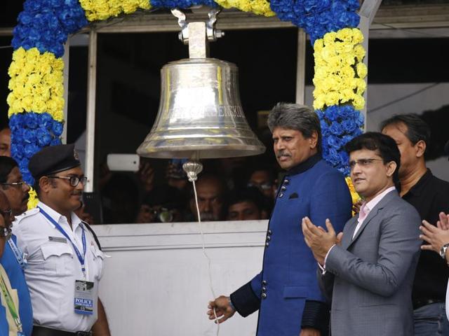 Kapil Dev rings the bell to mark the start of the second Test between India and New Zealand.(AP)