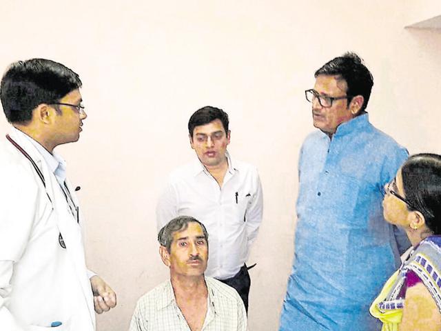 Health minister Rajendra Rathore talks to doctors and patients during an inspection of SMS Hospital in Jaipur on Friday.(HT Photo)