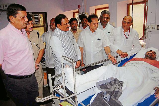 Jabalpur, India - Sep 27, 2016: Home Minister Bhoopendra Singh (second from left), Farmers Welfare Minister Gauri Shankar Bisen (extreme right) visited RSS Pracharak at Jamdar Hospital in Jabalpur on Tuesday. (HT Photo) Jabalpur, India - Sep 27, 2016: Home Minister Bhoopendra Singh (second from left), Farmers Welfare Minister Gauri Shankar Bisen (extreme right) visited RSS Pracharak at Jamdar Hospital in Jabalpur on Tuesday. (HT Photo)