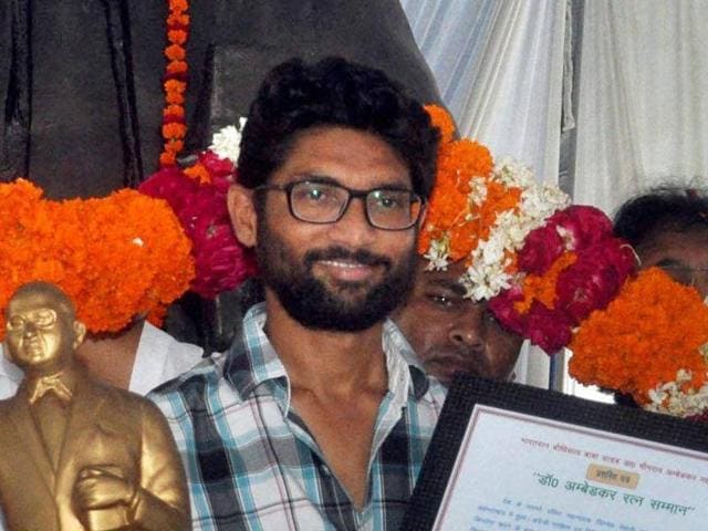 Dalit rights leader Jignesh Mevani (R) being honoured by Ambedkar Mahasabha in Lucknow.(PTI File)