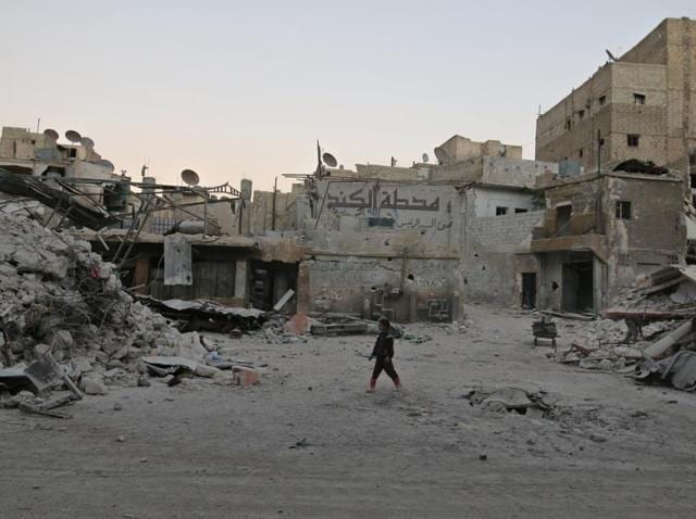 People dig in the rubble in an ongoing search for survivors at a site hit previously by an airstrike in the rebel-held Tariq al-Bab neighborhood of Aleppo, Syria, on September 26, 2016. (Reuters Photo) People dig in the rubble in an ongoing search for survivors at a site hit previously by an airstrike in the rebel-held Tariq al-Bab neighborhood of Aleppo, Syria, on September 26, 2016. (Reuters Photo)