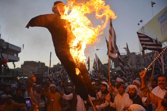 A Pakistani Sunni Muslim supporter (L) of hard line pro-Taliban party Jamiat Ulema-i-Islam-Nazaryati (JUI-N) holds an effigy of Indian Prime Minister Narendra Modi as they march during a demonstration in Quetta on September 29, 2016.(AFP)