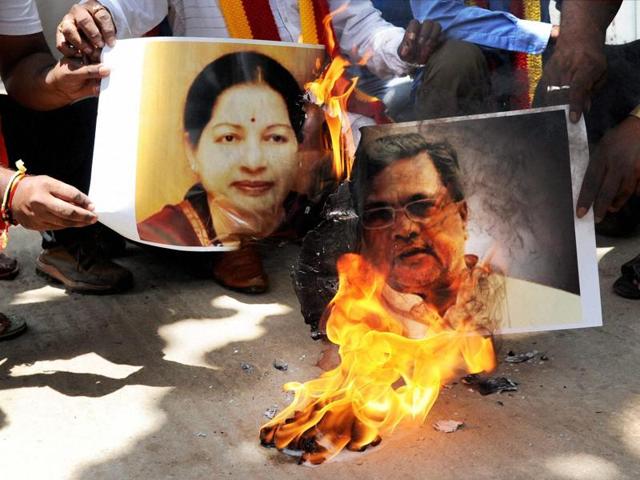 Pro Kannada activists in Bengaluru on Thursday burn posters of Tamil Nadu CM J Jayalalithaa and Karnataka CM Siddaramaiah in protest against the Supreme Court verdict on Cauvery water.(PTI) Pro Kannada activists in Bengaluru on Thursday burn posters of Tamil Nadu CM J Jayalalithaa and Karnataka CM Siddaramaiah in protest against the Supreme Court verdict on Cauvery water.(PTI)