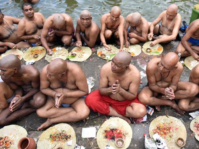 Devotees offer prayers before eating on the occasion of  Sarvpitri Amavaasya. (Pratham Gokhale/HT PHOTO) 