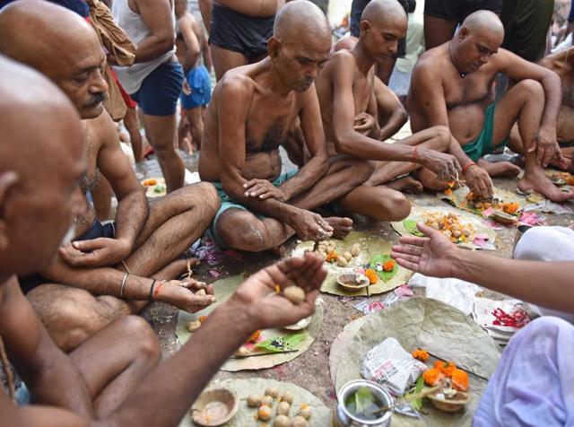 Hindu devotees gather on the occasion of Sarvpitri Amavaasya. (Pratham Gokhale/HT PHOTO) 