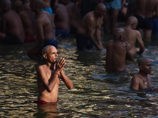 Hindu devotees pray after taking a dip in a holy Banganga lake at Banganga Tank in Mumbai. (Pratham Gokhale/HT PHOTO) 