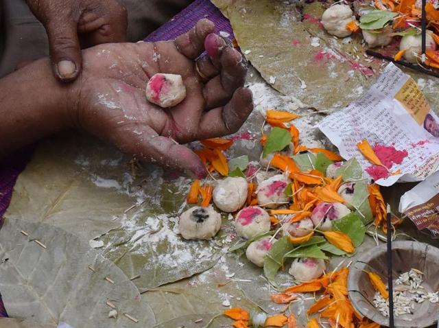 Devotees perform rituals  at Banganga Tank. (Pratham Gokhale/HT PHOTO) 