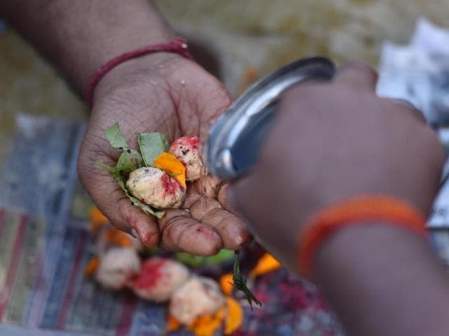 Priests participate in elaborate rituals on the auspicious day of Sarvpitri Amavaasya. (Pratham Gokhale/HT PHOTO) 