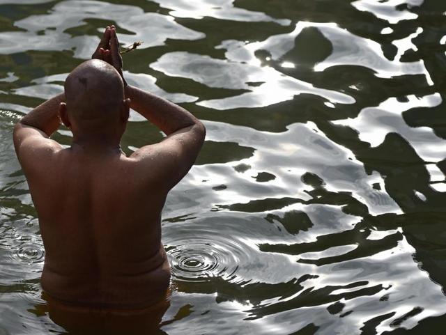 A man takes a dip in the  Banganga tank on Sarvpitri Amavaasya in Mumbai on Friday.  (Pratham Gokhale/HT PHOTO) 