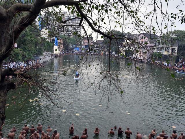 A view of the Banganga lake at Banganga Tank in Mumbai. (Pratham Gokhale/HT PHOTO) 