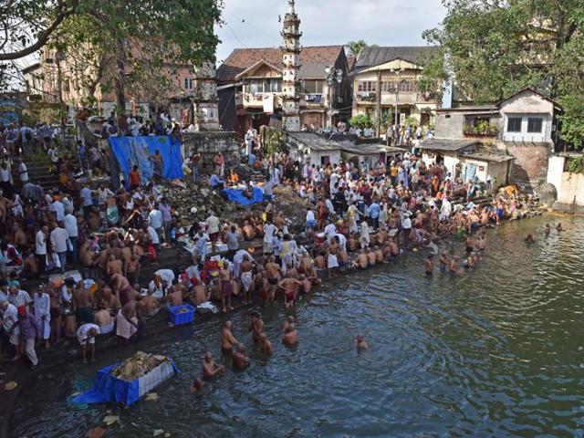 Hindu devotees at the Banganga lake to honour the souls of their departed ancestors. (Pratham Gokhale/HT PHOTO) 
