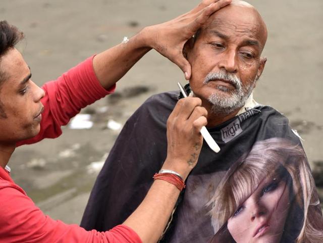 A man gets ready for rituals near Banganga lake. (Pratham Gokhale/HT PHOTO) 
