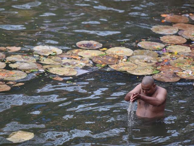 A devotee bathes in the Banganga lake. (Pratham Gokhale/HT PHOTO) 