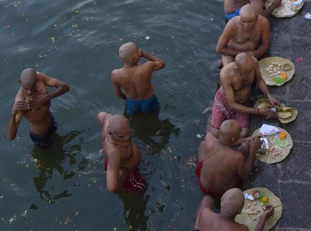 Hindu devotees perform rituals on the auspicious day of Sarvpitri Amavaasya. (Pratham Gokhale/HT PHOTO) 
