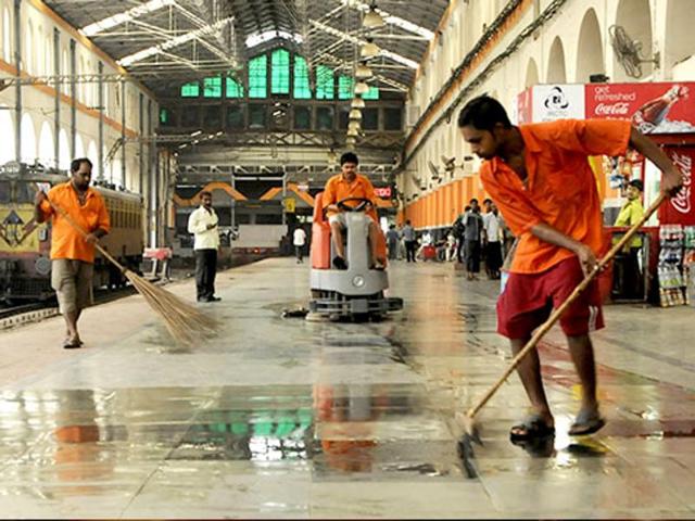 Students of Wilson College cleaned the premises of Charni Road Station in Mumbai as a part of the Swachh Bharat Abhiyaan.(Bhushan Koyande/HT File)
