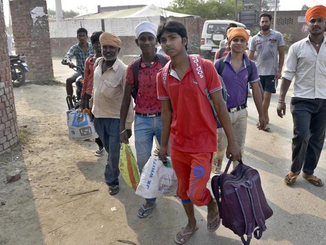Residents of Naushehra Dhalla near Pakistan border leaving the village after the government ordered evacuation following surgical strike across the LoC on Thursday. (Gurpreet Singh/HT Photo) Residents of Naushehra Dhalla near Pakistan border leaving the village after the government ordered evacuation following surgical strike across the LoC on Thursday. (Gurpreet Singh/HT Photo)