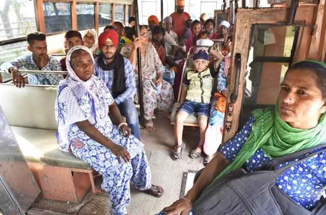 Residents of Naushehra Dhalla near Pakistan border leaving the village after the government ordered evacuation following surgical strike across the LoC on Thursday. (Gurpreet Singh/HT Photo) Residents of Naushehra Dhalla near Pakistan border leaving the village after the government ordered evacuation following surgical strike across the LoC on Thursday. (Gurpreet Singh/HT Photo)