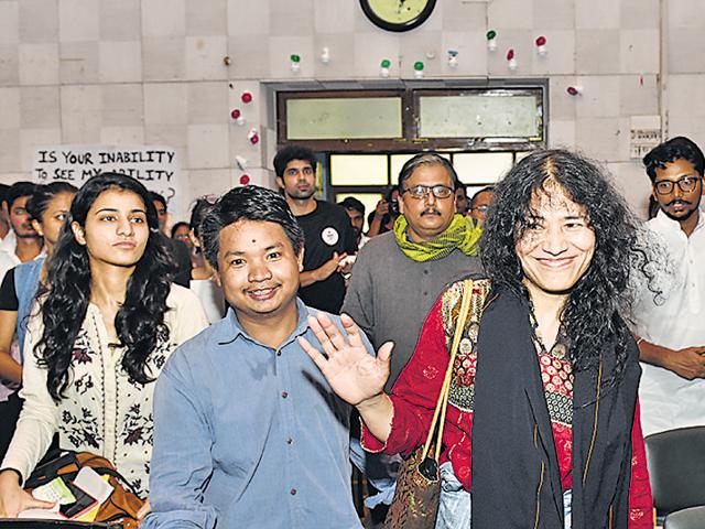 Irom Chanu Sharmila with students at Delhi University on Friday.(Arvind Yadav/Hindustan Times)