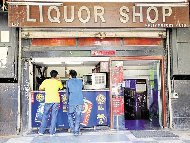 Two individuals have moved court alleging that the governments have failed to devise a national policy prescribing the size of the statutory warnings on liquor bottles.(HT File Photo) Two individuals have moved court alleging that the governments have failed to devise a national policy prescribing the size of the statutory warnings on liquor bottles.(HT File Photo)