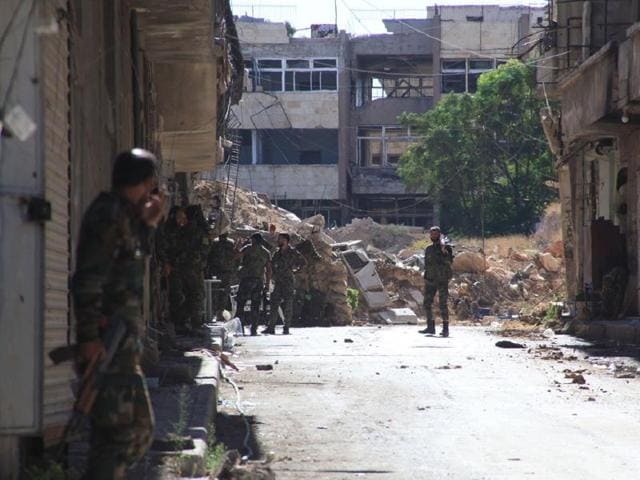 Syrian pro-government forces take part in an operation to take control of Aleppo's Suleiman al-Halabi neighbourhood, which is divided by the frontline that separates the rebel-held east and regime-held west of the northern city, on September 30, 2016.(AFP) Syrian pro-government forces take part in an operation to take control of Aleppo's Suleiman al-Halabi neighbourhood, which is divided by the frontline that separates the rebel-held east and regime-held west of the northern city, on September 30, 2016.(AFP)