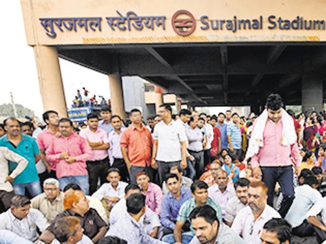 Mukesh Kumar, a Hindi teacher, was stabbed in a classroom by two Class 12 students on Monday. Outraged teachers protested, demanding action against the accused boys and asking for security on school campus.(Sonu Mehta/Hindustan Times) Mukesh Kumar, a Hindi teacher, was stabbed in a classroom by two Class 12 students on Monday. Outraged teachers protested, demanding action against the accused boys and asking for security on school campus.(Sonu Mehta/Hindustan Times)