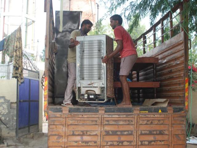 Border residents evacuating their houses in Fazilka on Friday. (HT Photo) Border residents evacuating their houses in Fazilka on Friday. (HT Photo)