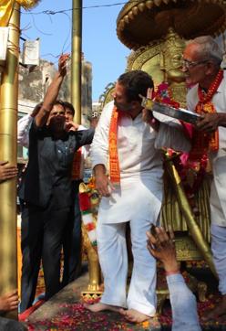 Congress vice-president Rahul Gandhi ducks in shock after coming contact with an ‘electrical wire’. (HT Photo)