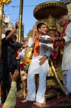 Congress vice-president Rahul Gandhi gesticulates to the priest at the Agra event. (HT Photo)