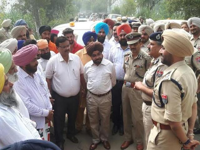 Police and administrative officials interacting with people at Ghanieke Bet village in Gurdaspur on Friday. (HT Photo) Police and administrative officials interacting with people at Ghanieke Bet village in Gurdaspur on Friday. (HT Photo)