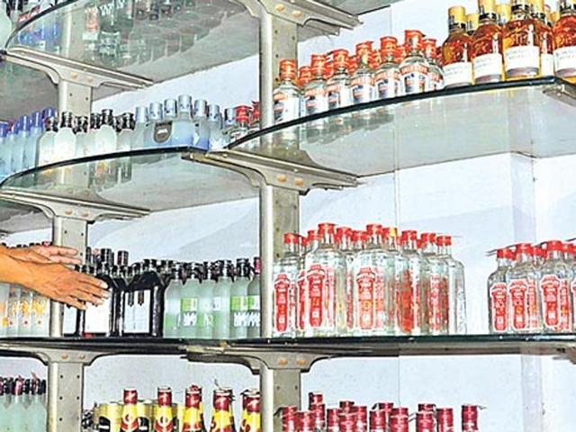 Tipplers thronged liquor shops on the porous India-Nepal border after Patna HC overturned Bihar’s alcohol ban. (HT File Photo) Tipplers thronged liquor shops on the porous India-Nepal border after Patna HC overturned Bihar’s alcohol ban. (HT File Photo)
