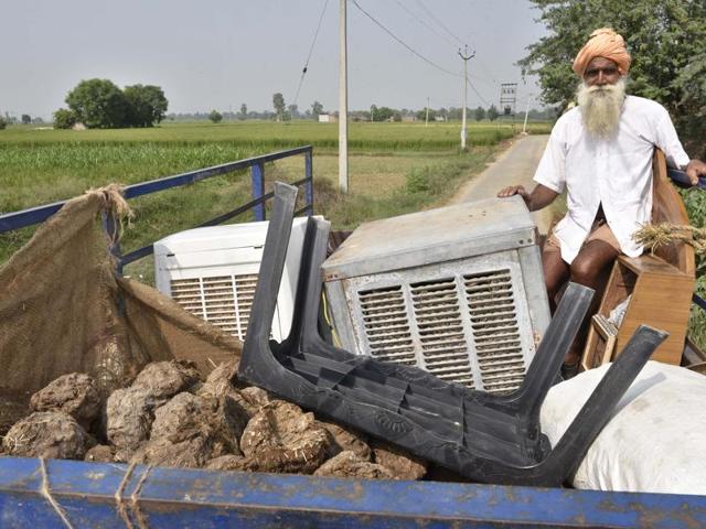 At Chak Allah Baksh, many people such as Gulzar Singh have memories of earlier wars with Pakistan in 1965 and 1971, and have left for safer areas as the government has ordered evacuation, fearing backlash for the cross-LoC strikes in Kashmir. (Gurpreet Singh/HT Photo) 