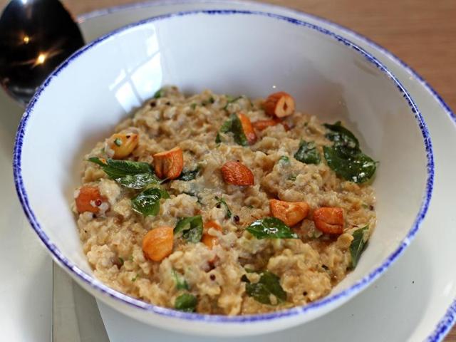 Toasted oats and dry fruits upma by Chef Jaydeep Mukherjee.(Satyabrata Tripathy/HT)