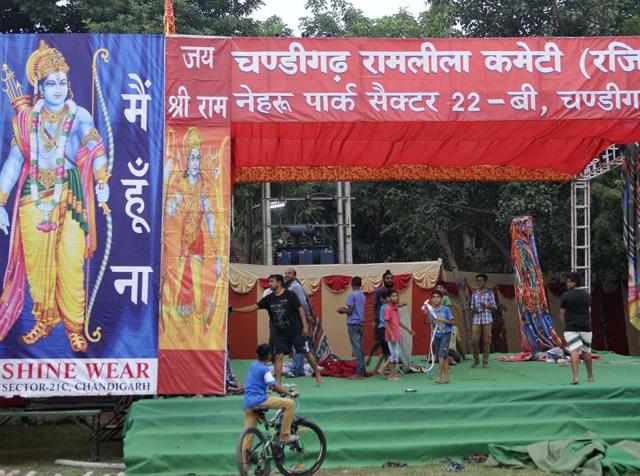 Preparations on for Ramlila in Sector 22B.(Keshav Singh/HT Photo) Preparations on for Ramlila in Sector 22B.(Keshav Singh/HT Photo)